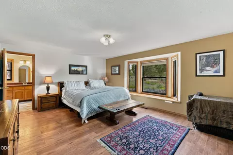 Bedroom - 64417 Mcgrath Rd, Bend, OR 97701 photo 2 of 3