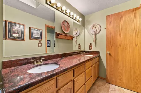 Bath - 64417 Mcgrath Rd, Bend, OR 97701 photo 5 of 5