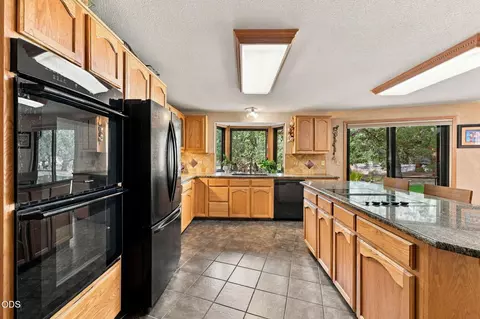 Kitchen - 64417 Mcgrath Rd, Bend, OR 97701 photo 4 of 5