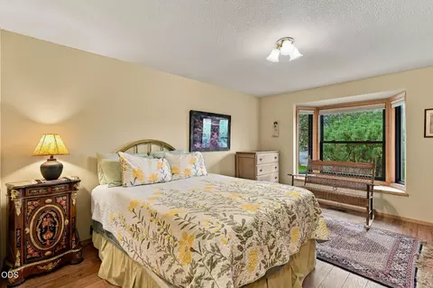 Bedroom - 64417 Mcgrath Rd, Bend, OR 97701 photo 3 of 3