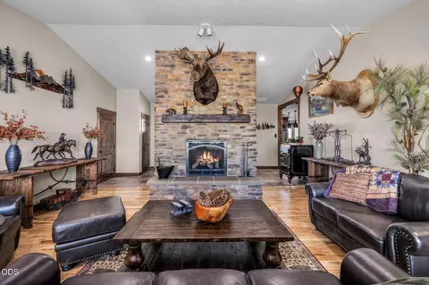 Living - 43628 Coombs Canyon Rd, Pendleton, OR 97801 photo 4 of 7