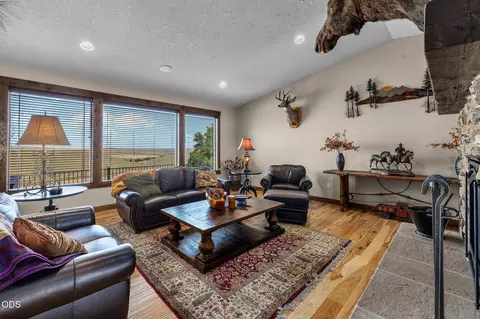 Living - 43628 Coombs Canyon Rd, Pendleton, OR 97801 photo 2 of 7