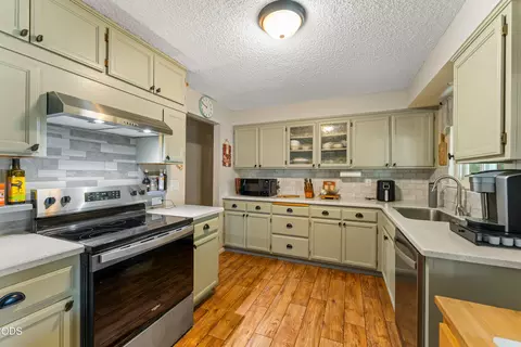 Kitchen - 245 Stringer Gap Rd, Grants Pass, OR 97527 photo 2 of 3