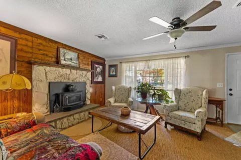 Living - 245 Stringer Gap Rd, Grants Pass, OR 97527 photo 3 of 3