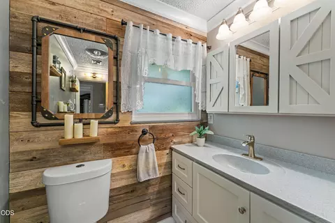 Bath - 245 Stringer Gap Rd, Grants Pass, OR 97527 photo 2 of 3