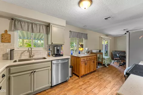 Kitchen - 245 Stringer Gap Rd, Grants Pass, OR 97527 photo 3 of 3