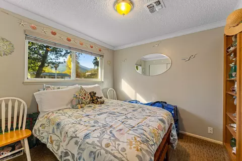 Bedroom - 245 Stringer Gap Rd, Grants Pass, OR 97527 photo 4 of 4