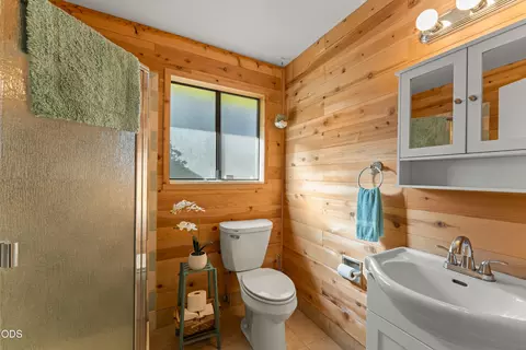 Bath - 245 Stringer Gap Rd, Grants Pass, OR 97527 photo 3 of 3