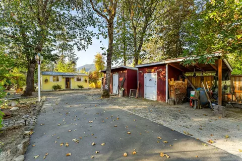 Exterior - 245 Stringer Gap Rd, Grants Pass, OR 97527 photo 7 of 18