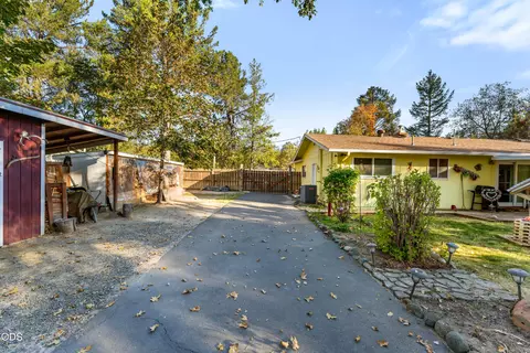 Exterior - 245 Stringer Gap Rd, Grants Pass, OR 97527 photo 5 of 18