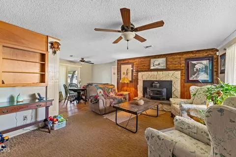 Living - 245 Stringer Gap Rd, Grants Pass, OR 97527 photo 1 of 3