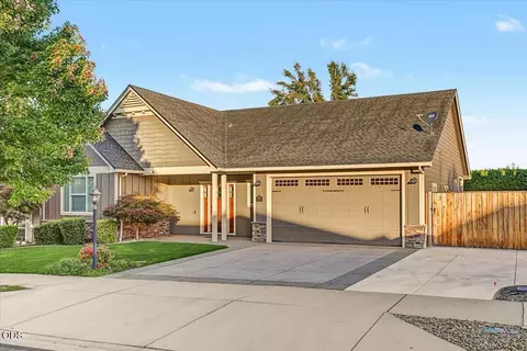 2883 Strasburg St, Medford, OR 97504