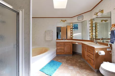 Bath - 3735 Cobleigh Rd, Eagle Point, OR 97524 photo 2 of 5
