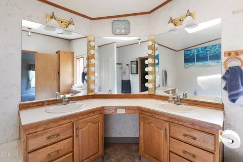 Bath - 3735 Cobleigh Rd, Eagle Point, OR 97524 photo 4 of 5