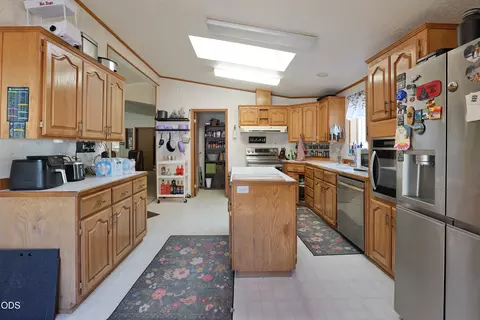 Kitchen - 3735 Cobleigh Rd, Eagle Point, OR 97524 photo 2 of 3