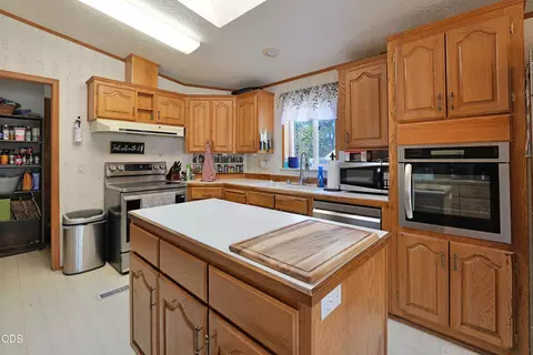 Kitchen - 3735 Cobleigh Rd, Eagle Point, OR 97524 photo 3 of 3