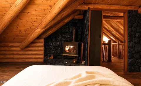 Bedroom - 65705 Highway 20, Bend, OR 97703 photo 1 of 3