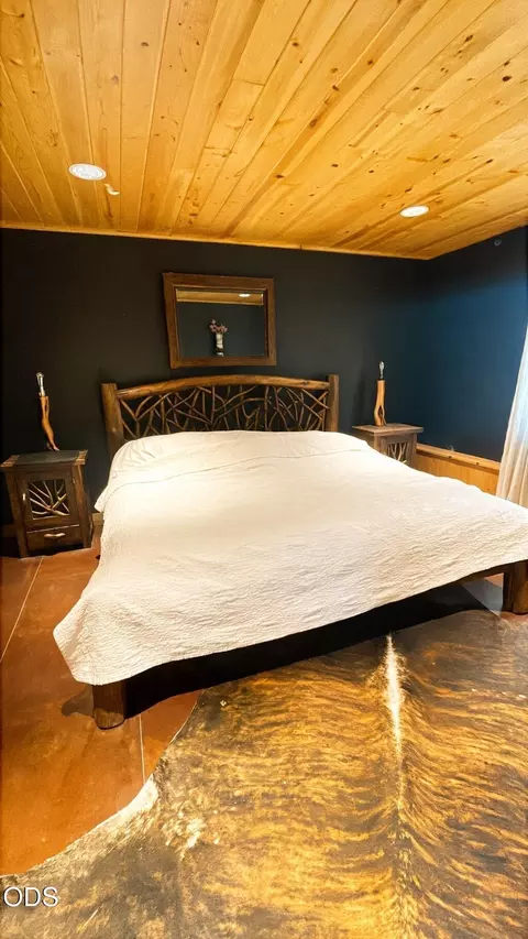 Bedroom - 65705 Highway 20, Bend, OR 97703 photo 2 of 3