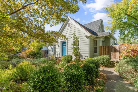 16 Ashland Ave, Medford, OR 97504