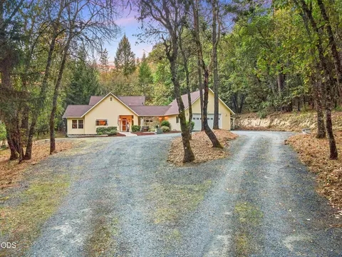 Exterior - 780 Pinecrest Dr, Grants Pass, OR 97526 photo 11 of 15