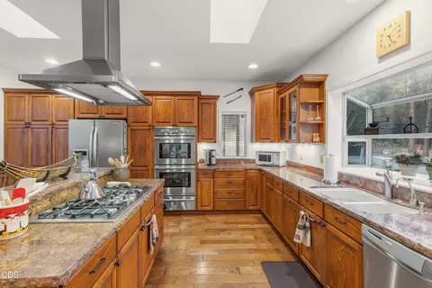 Kitchen - 780 Pinecrest Dr, Grants Pass, OR 97526 photo 4 of 8