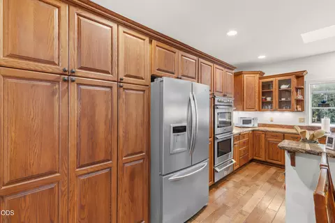 Kitchen - 780 Pinecrest Dr, Grants Pass, OR 97526 photo 2 of 8