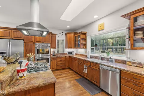 Kitchen - 780 Pinecrest Dr, Grants Pass, OR 97526 photo 3 of 8