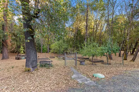 Exterior - 780 Pinecrest Dr, Grants Pass, OR 97526 photo 10 of 15