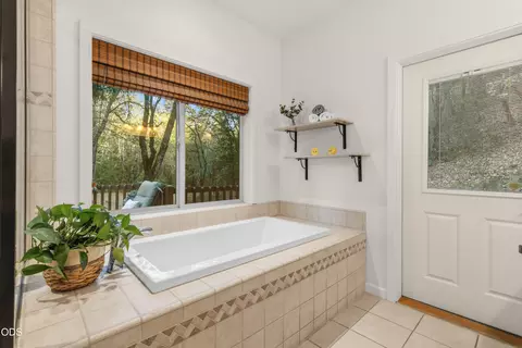 Bath - 780 Pinecrest Dr, Grants Pass, OR 97526 photo 4 of 5