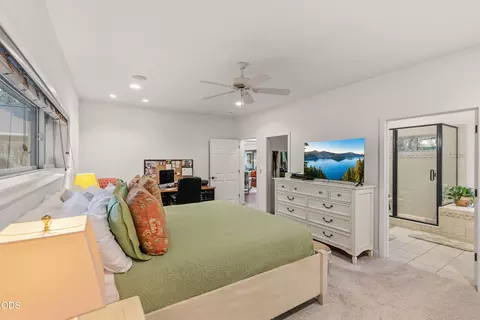 Bedroom - 780 Pinecrest Dr, Grants Pass, OR 97526 photo 4 of 6