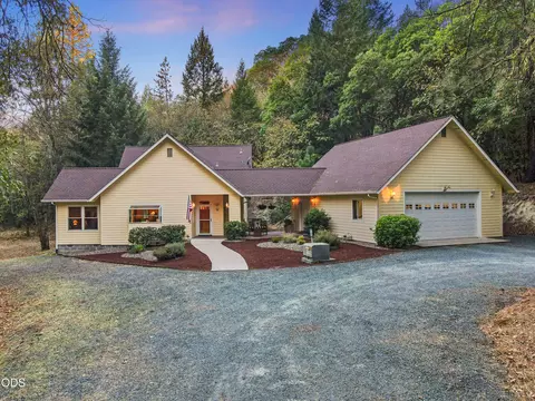 Exterior - 780 Pinecrest Dr, Grants Pass, OR 97526 photo 2 of 15