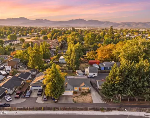 2812 Table Rock Rd, Medford, OR 97501