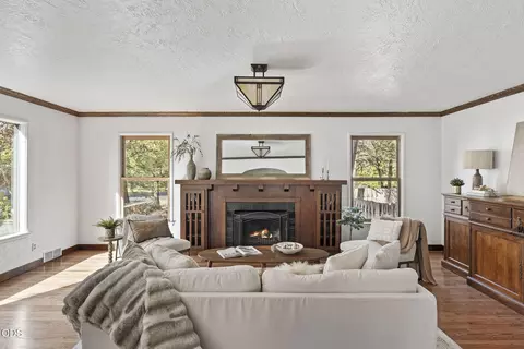 Living - 714 NE 10th St, Bend, OR 97701 photo 1 of 7