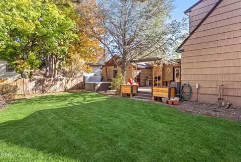 Exterior - 714 NE 10th St, Bend, OR 97701 photo 8 of 12