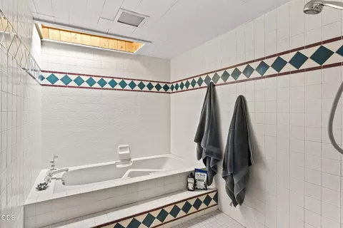 Bath - 714 NE 10th St, Bend, OR 97701 photo 1 of 5