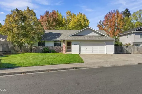 780 Mesman Dr, Grants Pass, OR 97527