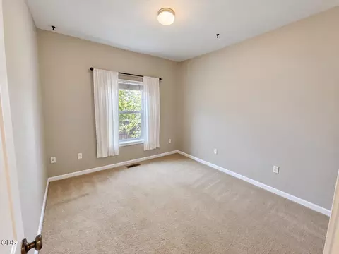 Bedroom - 20648 Beaumont Dr, Bend, OR 97701 photo 5 of 6
