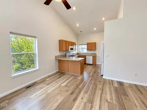 Living - 20648 Beaumont Dr, Bend, OR 97701 photo 5 of 7
