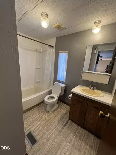 Bath - 19274 Edler St, Bly, OR 97622 photo 2 of 2