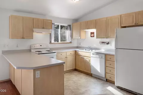 Kitchen - 52971 Walker Way, La Pine, OR 97739 photo 1 of 2