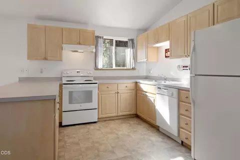 Kitchen - 52971 Walker Way, La Pine, OR 97739 photo 2 of 2