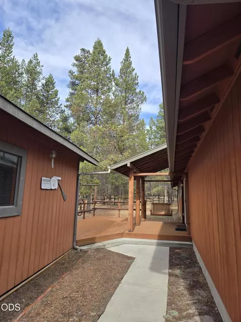 Exterior - 52971 Walker Way, La Pine, OR 97739 photo 3 of 9
