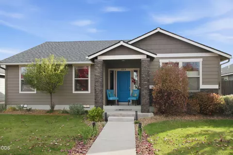 664 NW 27th St, Redmond, OR 97756