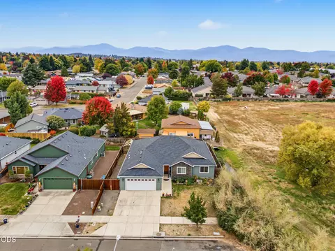 3232 Ford Dr, Medford, OR 97504