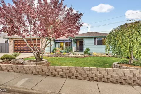3039 Lazy Creek Dr, Medford, OR 97504