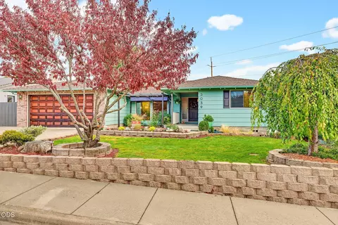 3039 Lazy Creek Dr, Medford, OR 97504