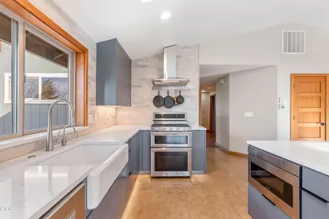 Kitchen - 59866 Calgary Loop, Bend, OR 97702 photo 4 of 5