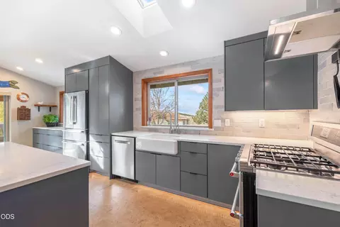 Kitchen - 59866 Calgary Loop, Bend, OR 97702 photo 3 of 5