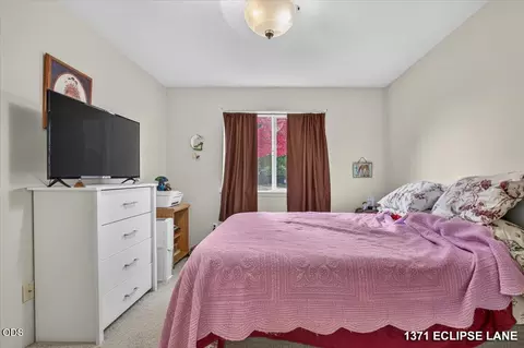 Bedroom - 1371 SW Eclipse Ln, Grants Pass, OR 97527 photo 1 of 3
