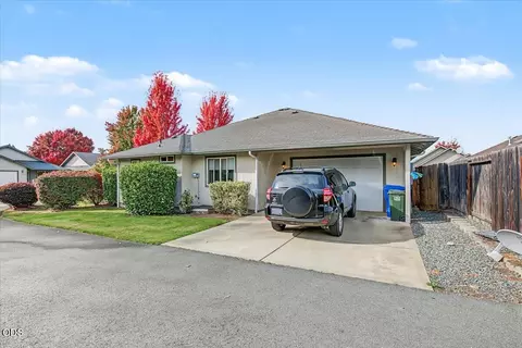 Exterior - 1371 SW Eclipse Ln, Grants Pass, OR 97527 photo 2 of 3